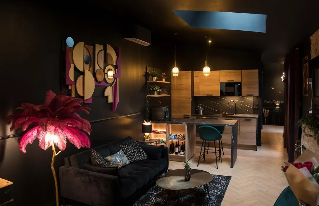 L'inattendu - Loveroom chic et spacieuse avec jacuzzi-1